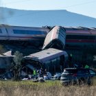 Agentes de los Servicios de Emergencias trabajan en el lugar del accidente de trenes en Urda, Toledo,