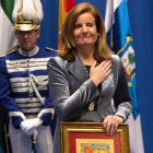 La exministra de Empleo Fátima Báñez cuando recibió la Medalla de Oro de la ciudad de Huelva.