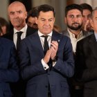 El presidente de la Junta de Andalucía, Juanma Moreno, en el minuto de silencio tras el accidente ferroviario ocurrido en Urda (Toledo).