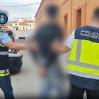Agentes de la Policía Nacional han detenido en la mañana de esta viernes en la localidad de Alfafar (Valencia) a un joven de 18 años, miembro de la red Blocus Vlc, por presuntamente "instigar a fabricar y arrojar cócteles molotov"