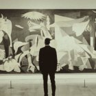 Pedro Sánchez ante el 'Guernica'.