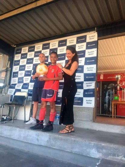 El Torneo Cracks Hyundai Autiber Motor resultó un completo éxito. Noelia Tomás entregó trofeos a los jugadores más destacados.