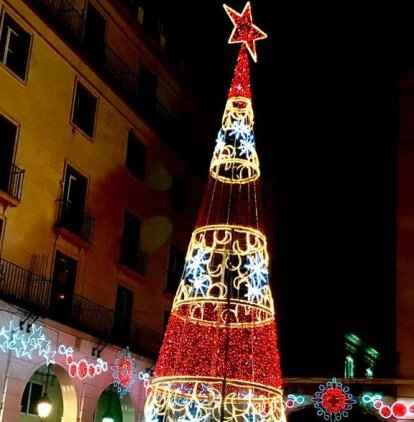 Árbol con parte de las luces apagadas.