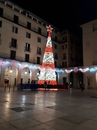 Árbol del Ayuntamiento en una imagen de esta noche.