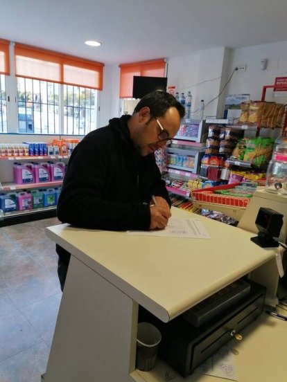 Empleado de la embotelladora firmando en contra de la privatización