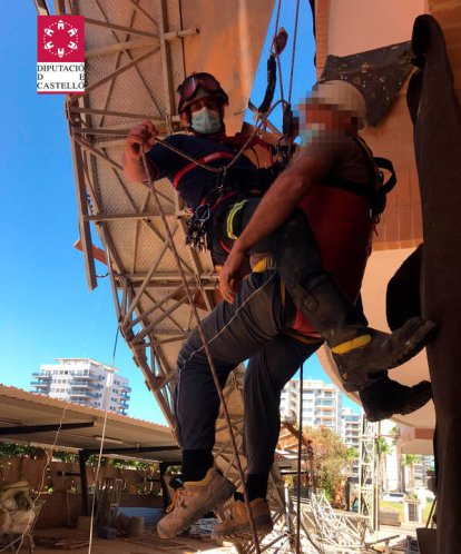 Espectacular rescate de cuatro trabajadores desde el piso 11 de un edificio