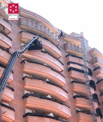 Espectacular rescate de cuatro trabajadores desde el piso 11 de un edificio