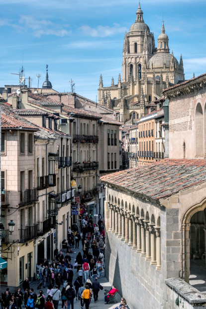 Calle Real con la Catedral al fondo, Segovia