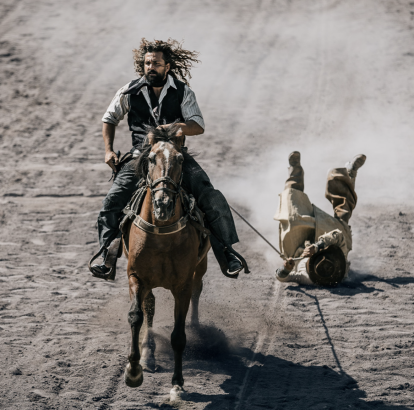 El villano es arrastrado por el caballo de sheriff tras perder el duelo en Oasys Mini Hollywood