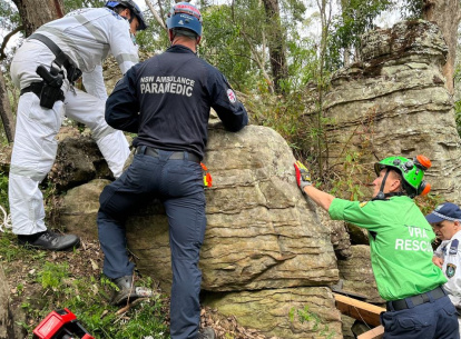 Mujer atrapada entre rocas tratando de recuperar su movil