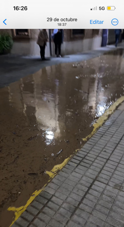 Foto de Paiporta justo a las 18:43 con agua ya en las calles