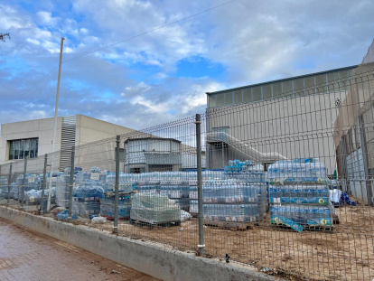 Palets de agua abandonados en el polideportivo de Sedaví