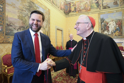 El cardenal Pietro Parolin y J.D Vance