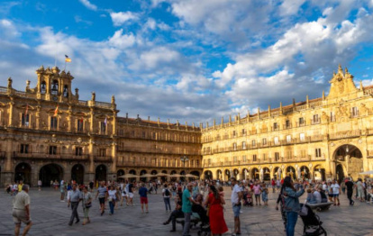Plaza Mayor en Salamanca llena de gente