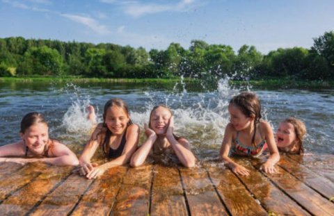 Niños bañándose en una piscina natural