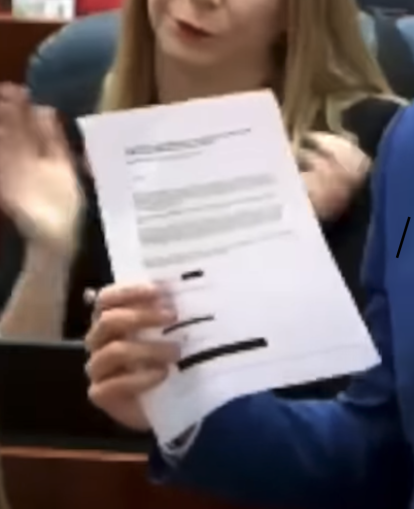 Juan Lobato muestra en la Asamblea el correo original filtrado, sin marcas de agua.