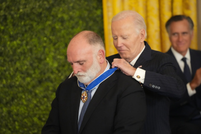 Joe Biden, imponiéndole la medalla a José Andrés