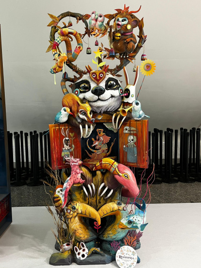 Ninot de Maestro Gozalbo para la Exposición del Ninot de 2025