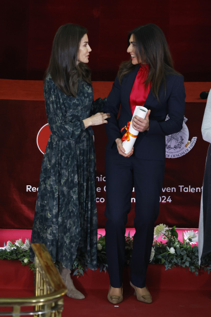 La Reina Letizia entrega el Premio al Joven Talento Científico Femenino a Ivana Gasulla en la categoría de Ciencias Aplicadas a la Tecnología.