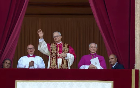 El Papa León XIV saluda a los fieles de la Plaza de San Pedro