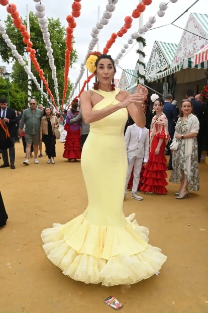 El vestido amarillo de Paz Padilla en la Feria de Abril.