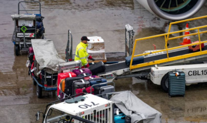 Trabajador cargando equipajes