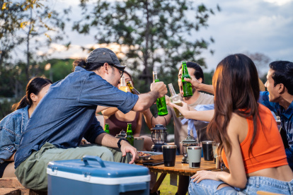 Brindar con cerveza al aire libre