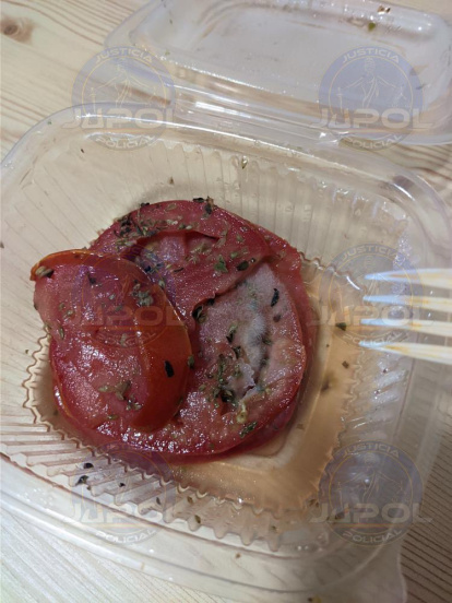 Tomate con moho de la comida que han recibido los agentes de Policía Nacional de la cumbre de la ONU en Sevilla