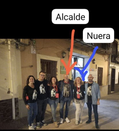 La nuera del la dueña del club Pakis, Carmen Moliner, con el alcalde de Geldo, David Quiles, donde es concejala