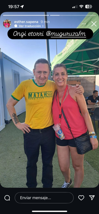 La concejala de Compromís en Gandia, Esther Sapena, con el proetarra Fermín Muguruza