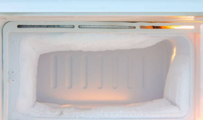 Hielo acumulado en el congelador