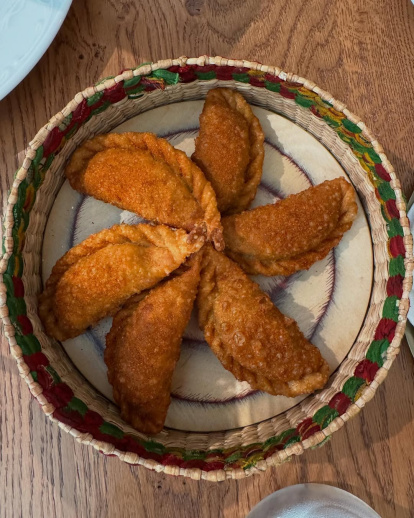 Las empanaditas argentinas con ternera extremeña son una de las recetas más emblemáticas de la carta de Acebuche.