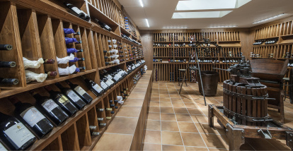 La bodega del hotel, escenario de catas comentadas y maridajes con sabor manchego.
