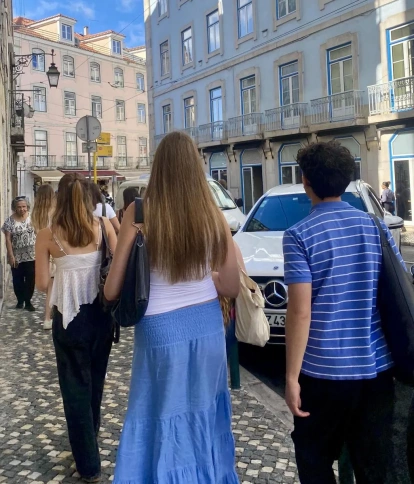 La Infanta Sofía, de espaldas, pasea con algunos compañeros por las calles de Lisboa.