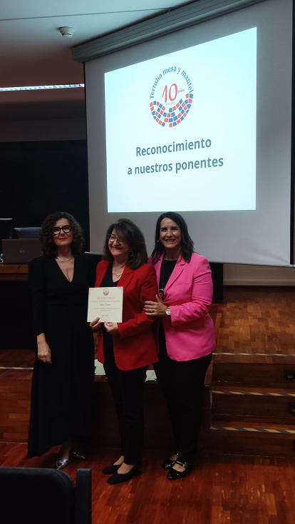 Reconocimiento a la rectora de la Universidad de Alicante, Amparo Navarro