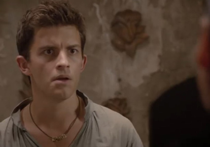 Jonathan Bailey en la serie Leonardo