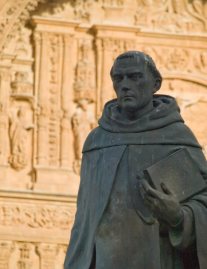 Monumento a Vitoria frente al convento de San Esteban de Salamanca.