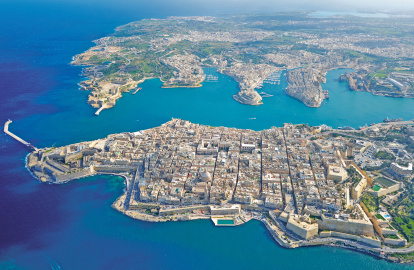 Vista aérea del Gran Puerto, con La Valletta y las Tres Ciudades al fondo.