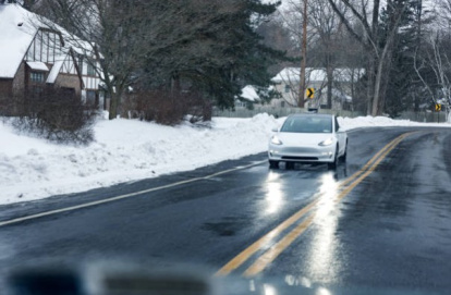 Vehículo eléctrico por una carretera con nieve