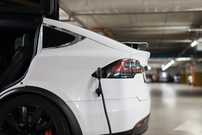 Aparcar vehículo eléctrico en garaje