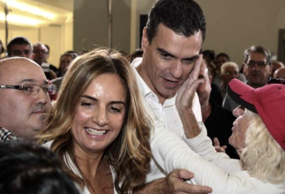 Pedro Sánchez mira a su amiga Susana Sumelzo