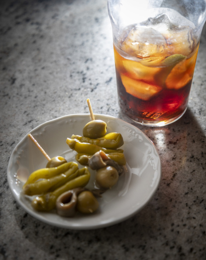 Un vaso frío y unas gildas son todo lo que se necesita para abrir el aperitivo castizo. Tradición líquida que vuelve.