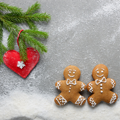 Galletas de hombres de jengibre o 'gingerbread cookies' de Navidad