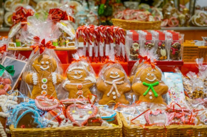 Escaparate con dulces navideños anglosajones 
