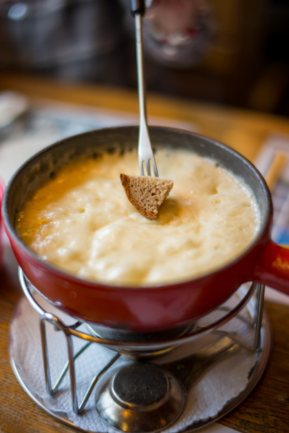 Fondue cremosa y humeante lista para compartir, la estrella indiscutible del único restaurante suizo de Madrid.