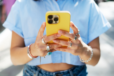 El telefono movil en las manos tiene muchos usos