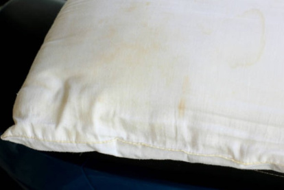 Manchas de maquillaje en las almohadas