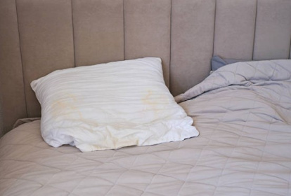 Manchas de maquillaje en las almohadas