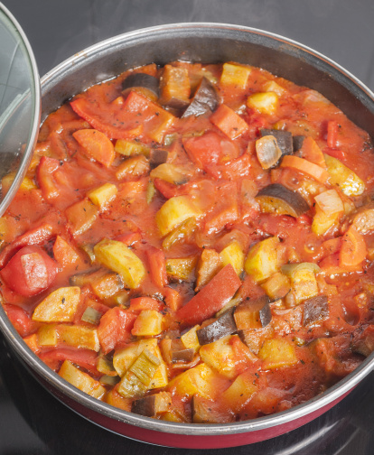 El pisto, cocinado a fuego lento con verduras frescas, es una receta tradicional que transforma excedentes en una conserva sabrosa y sostenible