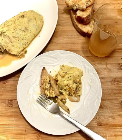 La tortilla de bacalao se sirve caliente, ideal para acompañar con pan crujiente y un vaso de sidra natural, al estilo de las sidrerías vascas.